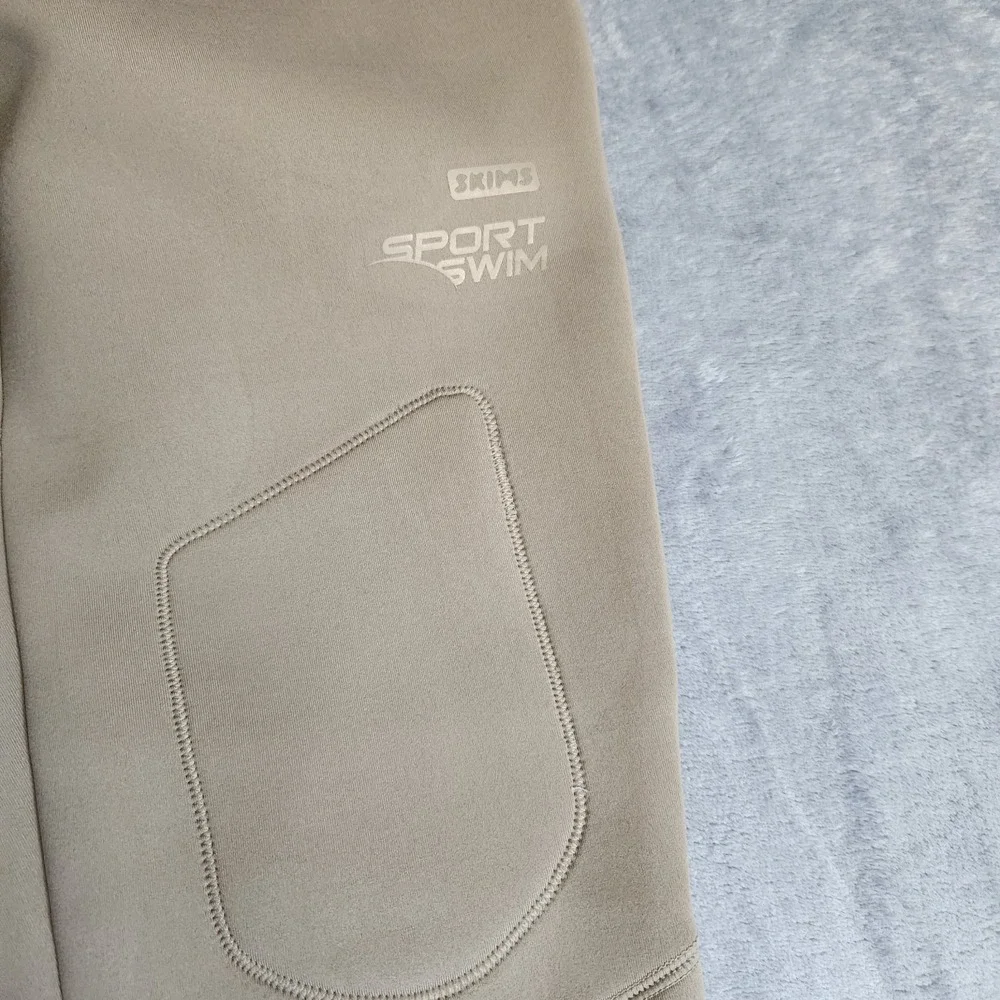 New SKIMS Sport Swim Scuba High Waisted Ankle Zip Leggings Desert 2X Tan